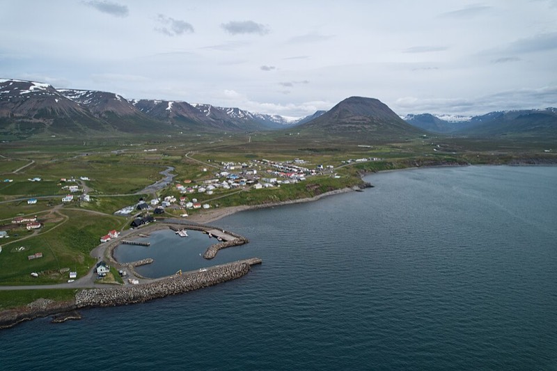 Hofsós (villaggio + piscina a sfioro + colonne Staðarbjörg)